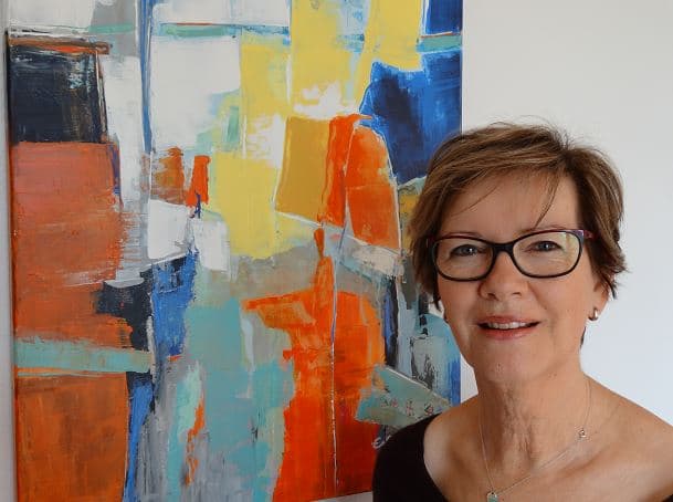 Renée Bouchez devant l'une de ses toiles