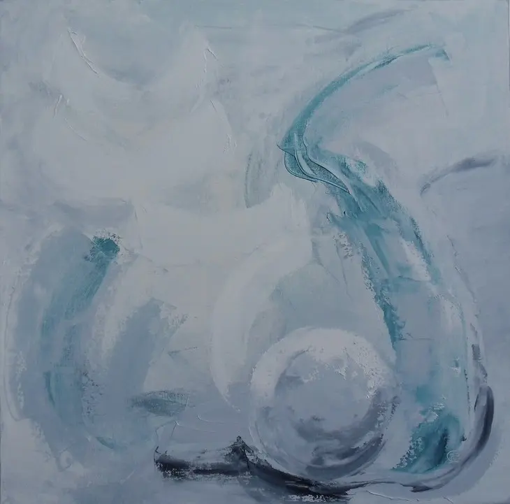 Abstrait n° 8 (The White) — Une sphère grise posée en bas, sous une grande courbe turquoise, parmi des arcs blancs balayés au couteau.