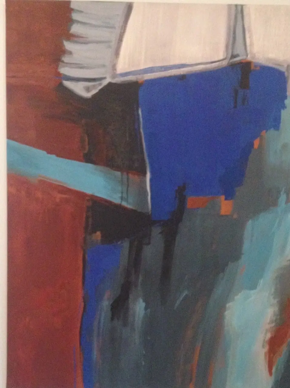 Abstrait T7 — Un grand bloc bleu outremer sous une forme blanche anguleuse, entre une bande rouille et des coulées turquoise.