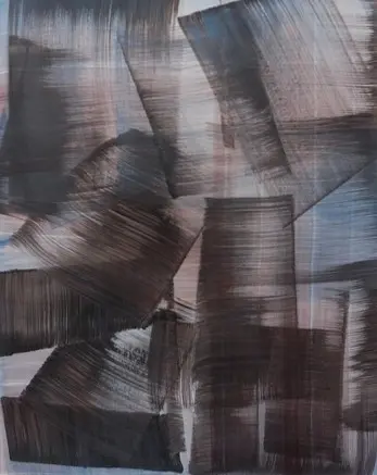 Essai n° 1 — De larges blocs brun-noir tracés à la brosse sèche s'empilent de travers sur un fond rose pâle et bleu.