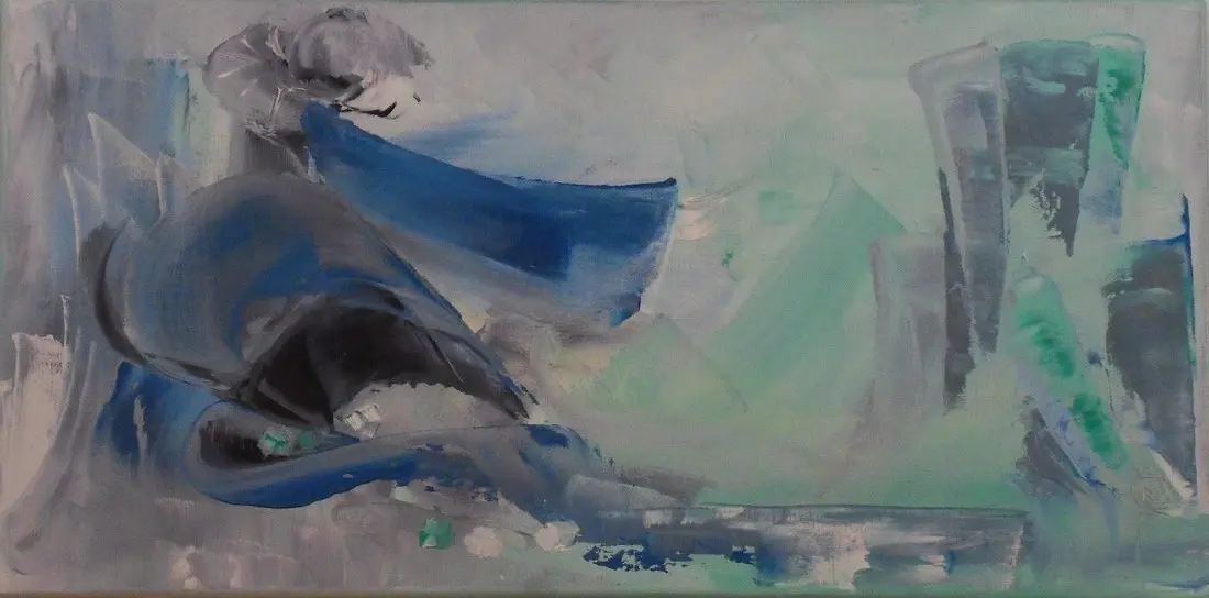 Fée d'O — Une grande forme bleu sombre enroulée à gauche face à des colonnes grises et vertes, sur un fond gris pâle.