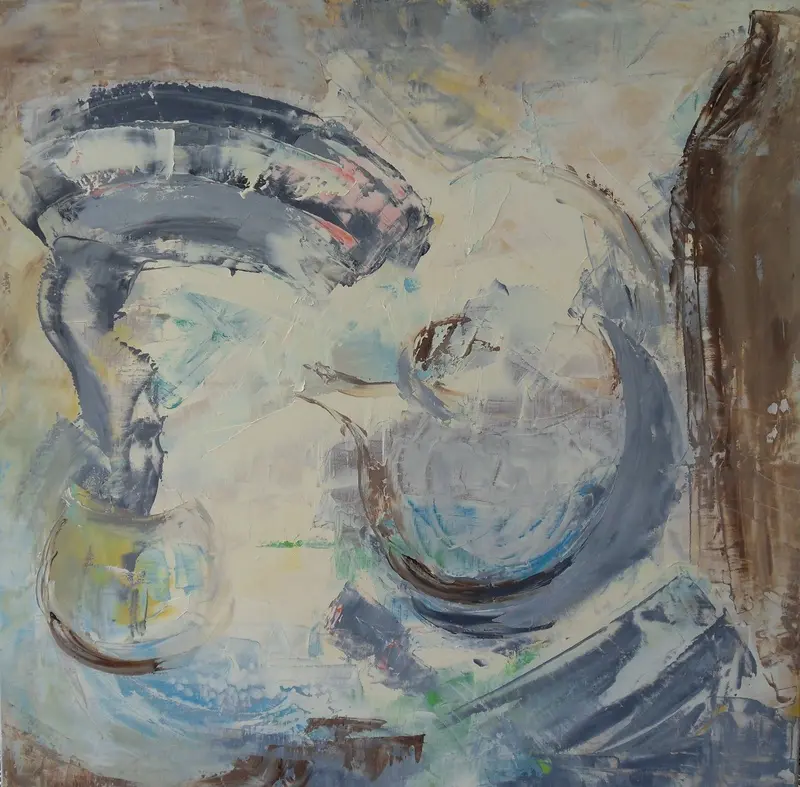 L'alchimie — Une forme de théière et des arcs gris-bleu raclés au couteau sur fond crème, près d'une bande brune.