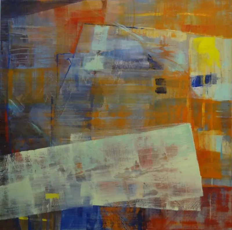 Trame Abstrait 01 — Une large bande blanche inclinée traverse des plans orange et bleu-gris balayés, avec une touche jaune vif.