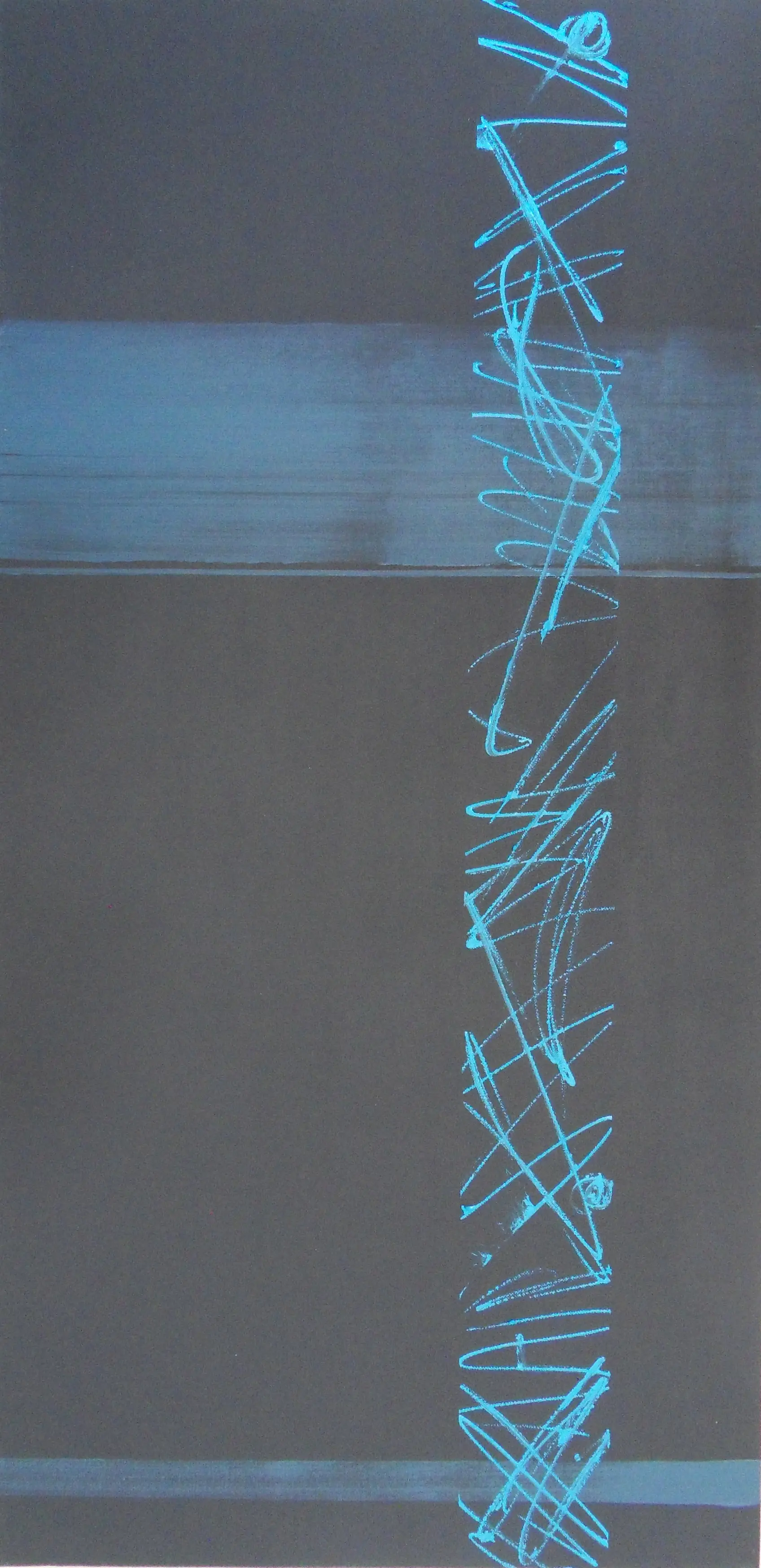 Trame n° 63 — Une colonne de griffures bleu turquoise vif descend le bord droit d'un fond gris anthracite traversé de bandes bleutées.
